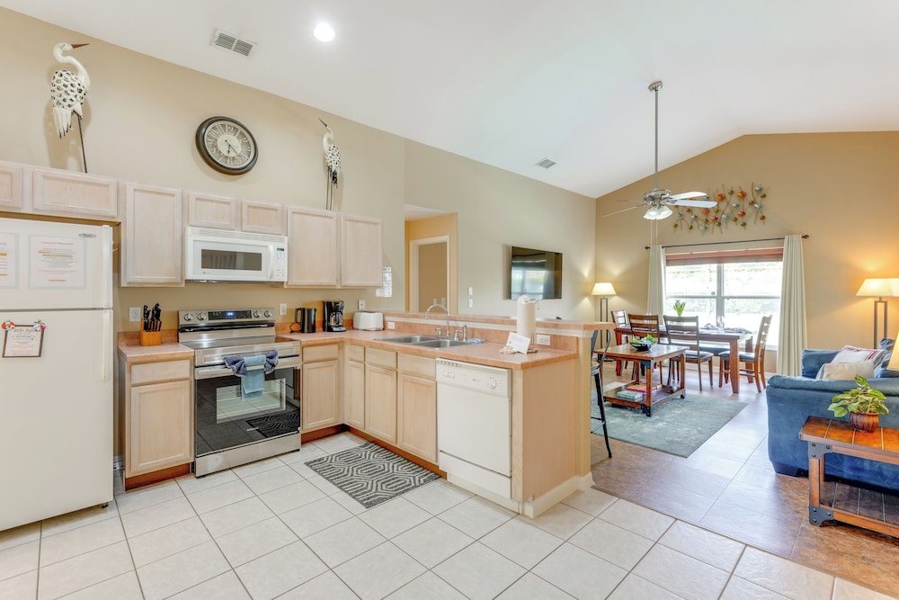 10 Mi to Wdw: Home w/ Themed Rooms, Pool & Lanai
