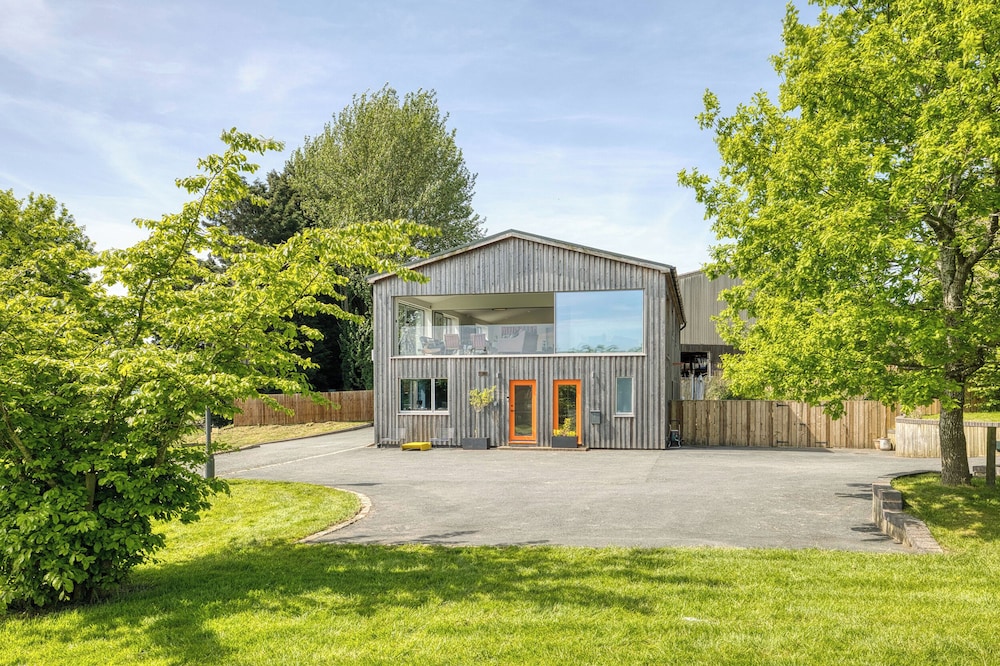 1 Little Broomcroft
