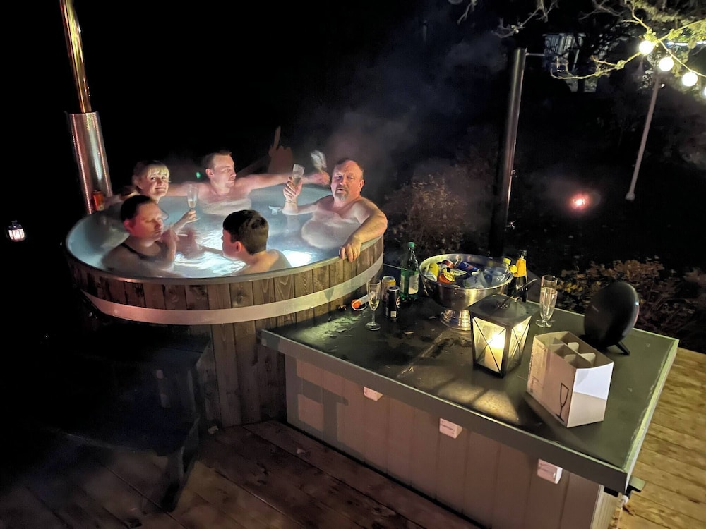 House with Hot Tub and Sauna 300 near the Lake