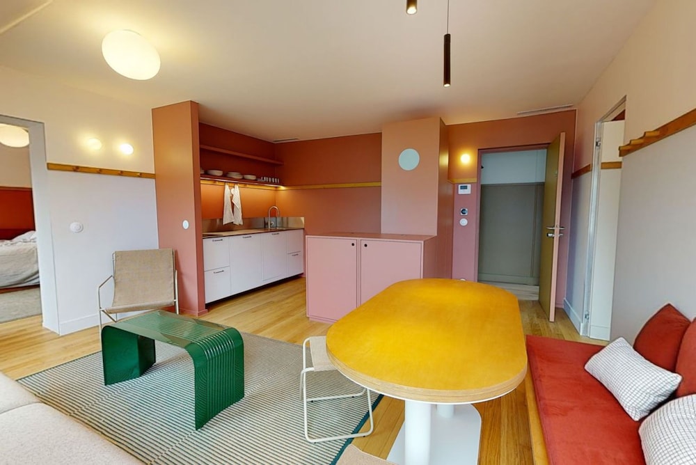 Charming 2-bed Flat w Shared Spaces