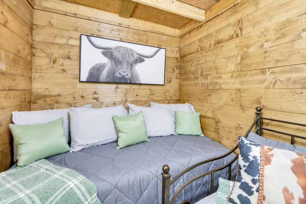 Lake Eufaula Access: Cozy Wood Cabin w/ Yard!