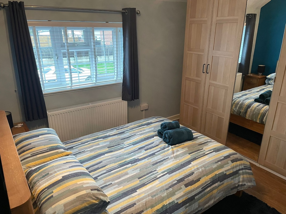 Beautiful 3-bed House in Romford view 5