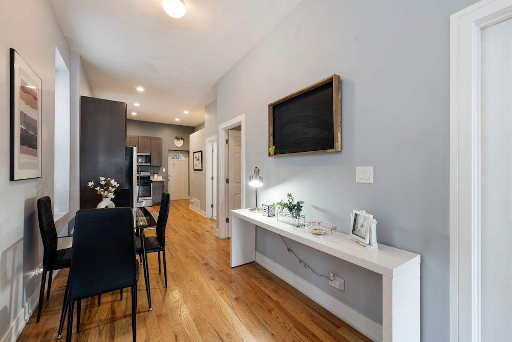 Cozy 2 Bed Home by West Loop With Parking Laundry