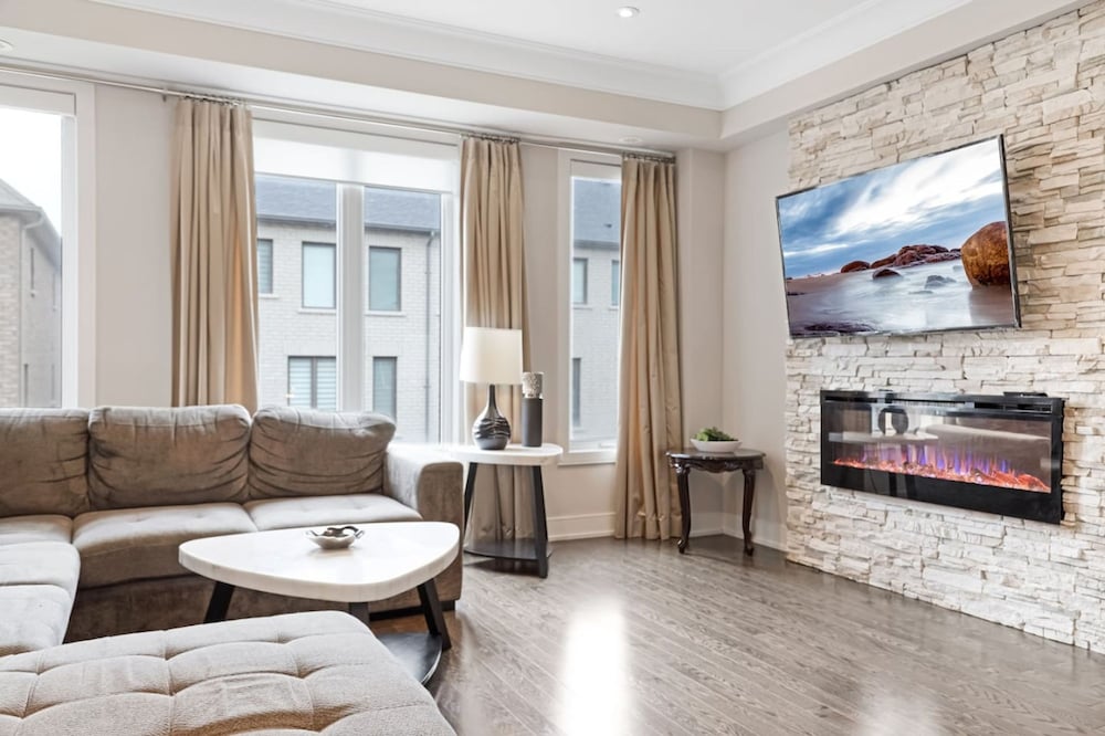 Family-friendly 3BR Mississauga Home w Parking
