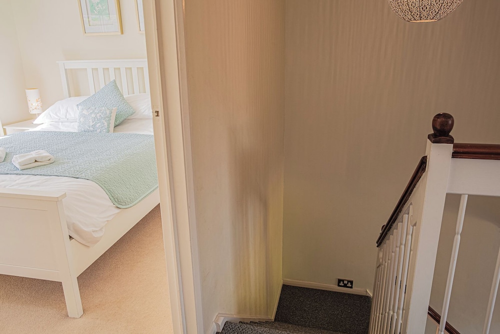 Central 2BD with Garden and Free Parking view 5