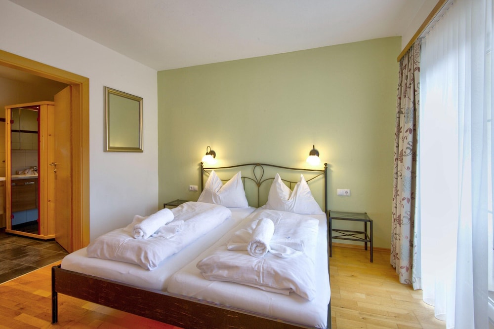 Tranquil Mountain Stay, Central & Sunny