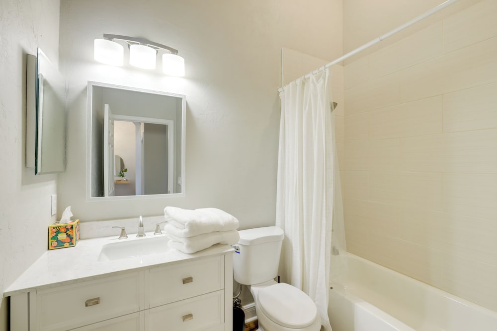 Townhome w/ Patio < 5 Mi to UF Campus!
