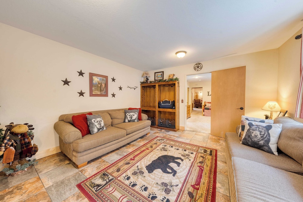Mountain Cabin w/ Fireplace, Balcony & Easy Ski Access Bear Americana