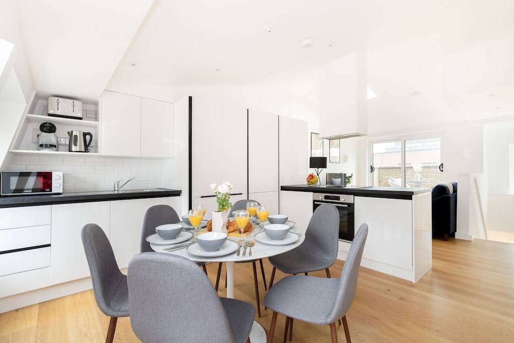 Modern 2BR 2BA with Balcony by Soho
