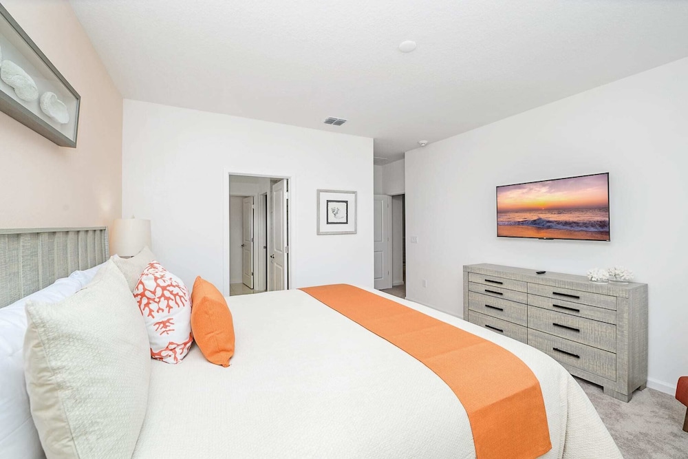 Upstay Luxury Resort Home w Pool & Patiosleeps 26