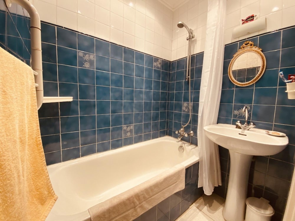 2 Bedroom Apartment in the Heart of Cannes air Conditioning Easy Walk to the Palais des Festivals - 2015