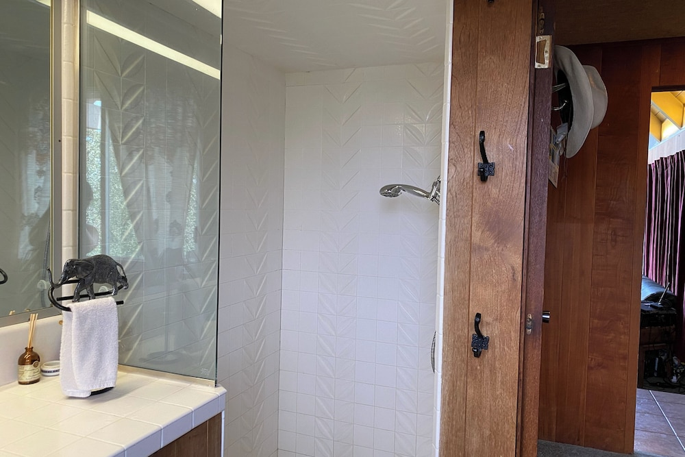 Mountain & Lake View Dog-friendly Retreat