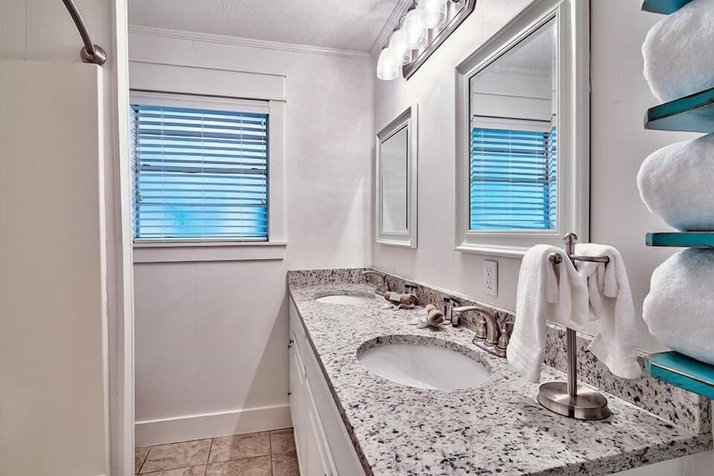 GOOD THYMES 3 Bedroom Holiday Home by Five Star Properties