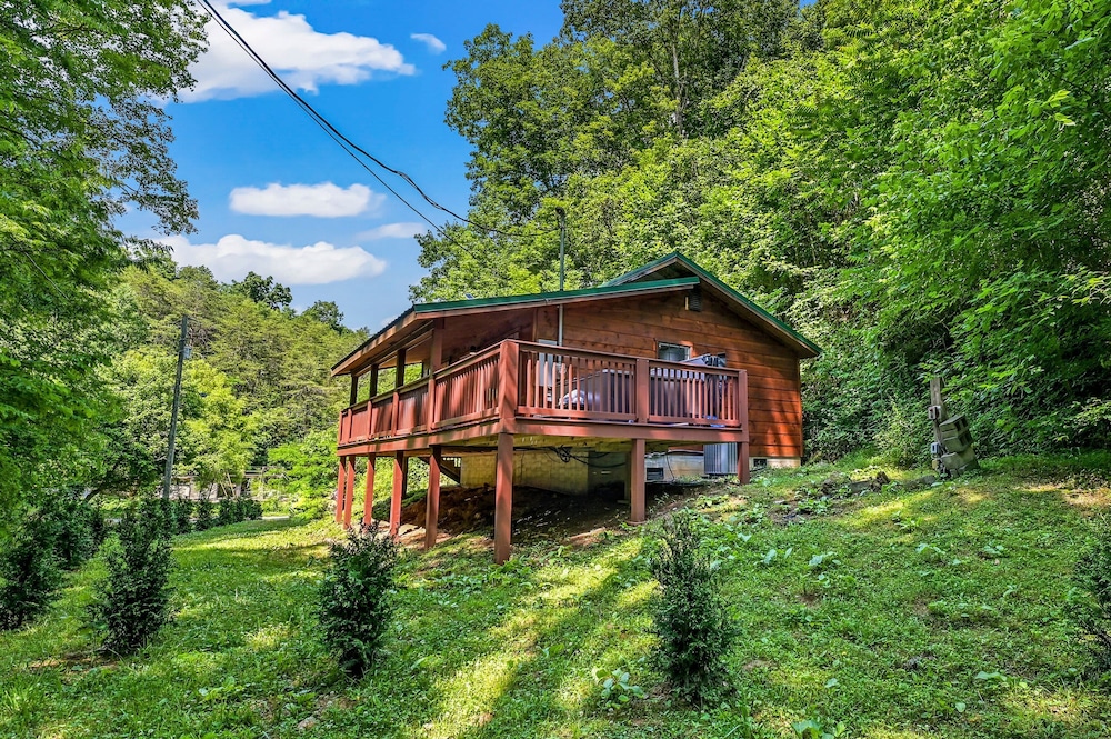 Smoky Mountains Honeymoon Cabin Dog Friendly