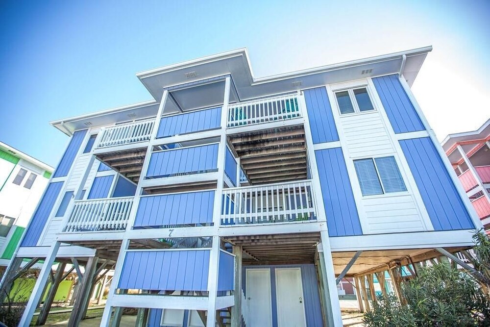 Feelin' Beachy-7a 2 Bedroom Home by RedAwning