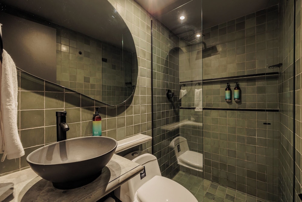 10th Street 3 Bedroom Jacuzzi & Billiard