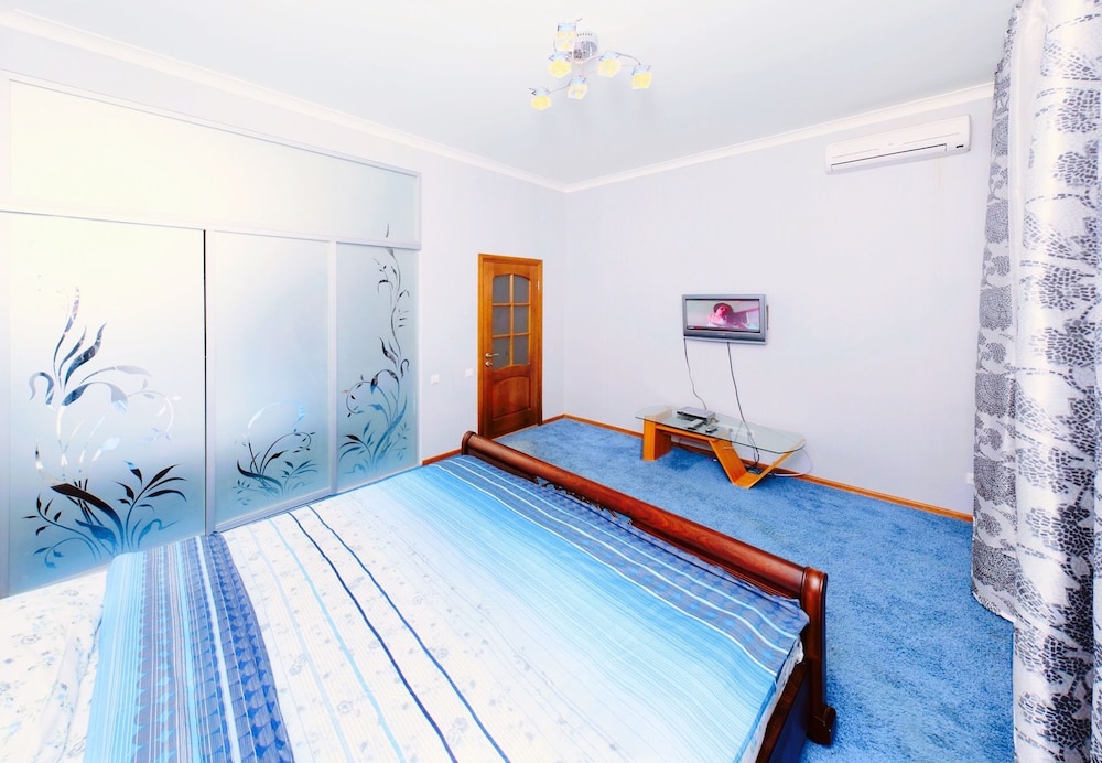 Hotrent Baseina Street Area