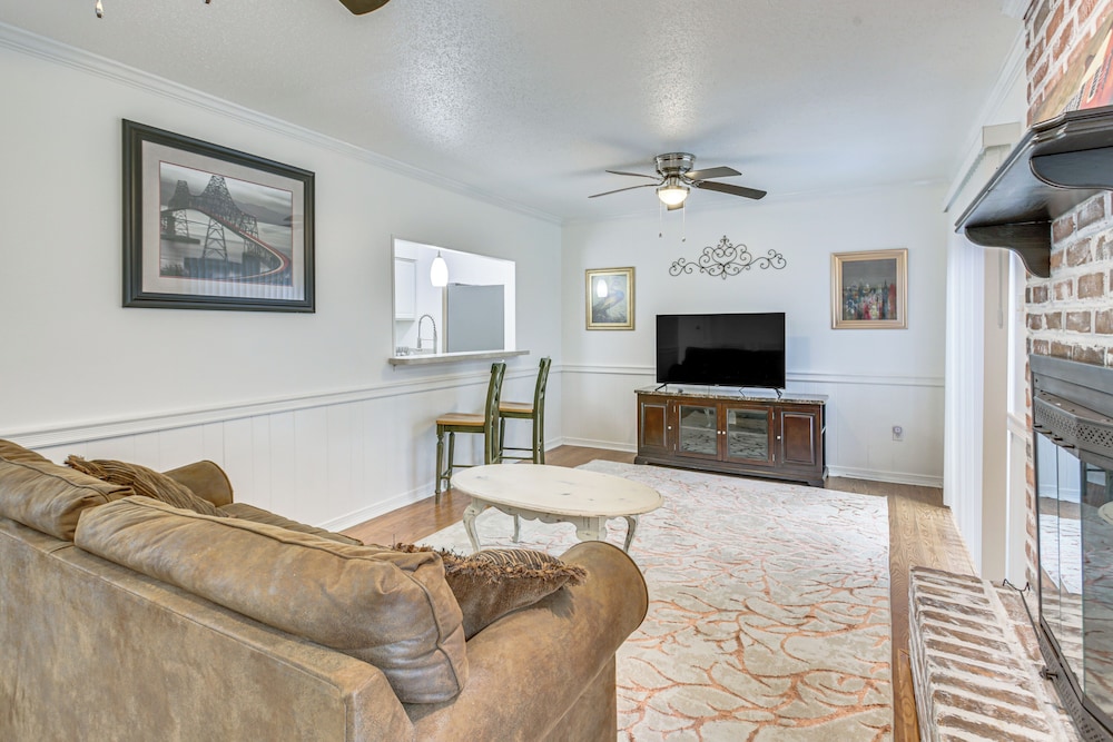 23 Mi to Nola: Cozy & Quaint Destrehan Townhome