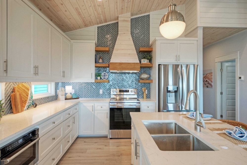 Deja Blue Coastal Retreat w/ Pool, Firepit, BBQ & Outdoor TV Lounge