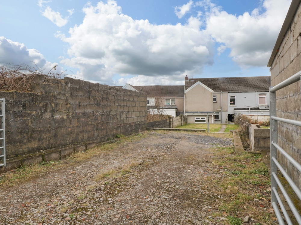 32 Bridgend Road