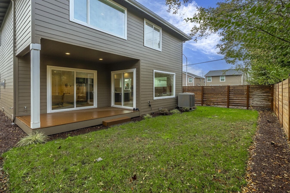 Brand New 5BR Home Fenced Yard Ample Parking