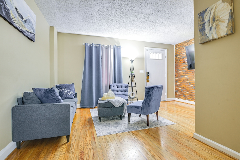 11 Mi to Downtown Baltimore: Middle River Townhome, photo 19