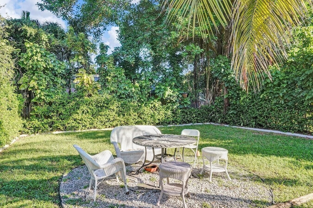 Biscayne Deluxe Unit, 2br/1bath, Free Parking, Garden & Bbq!