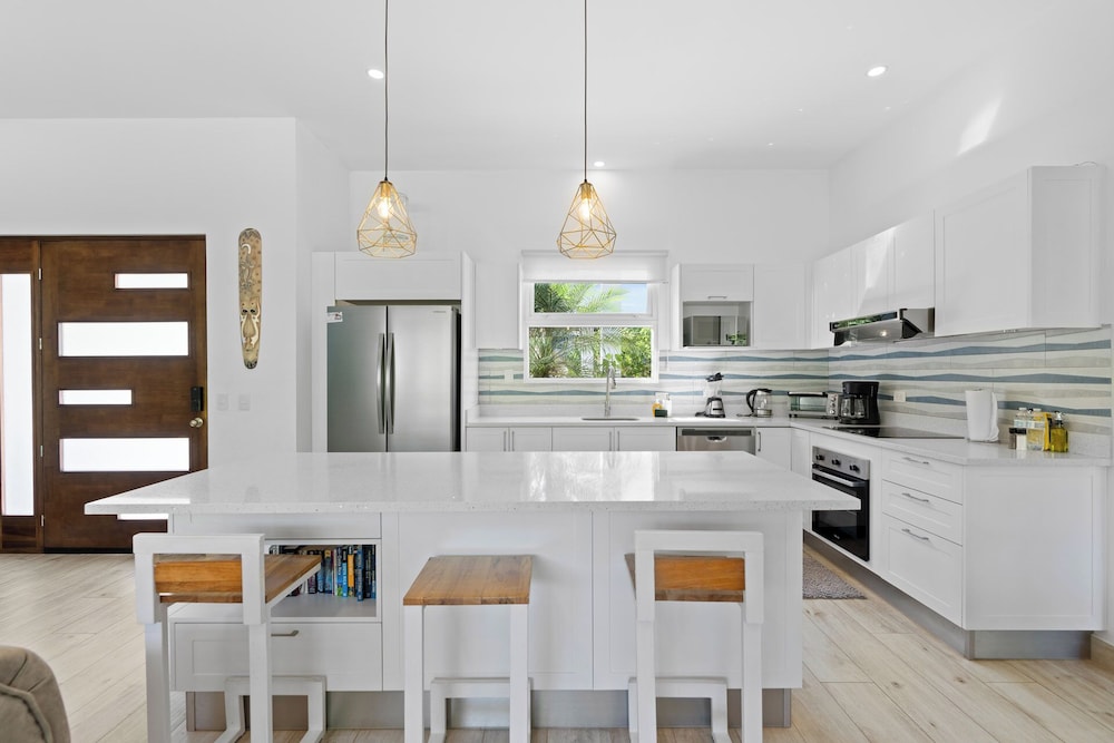 Luxurious Home with Bright, Modern Design and Private Infinity Pool in High-End Community