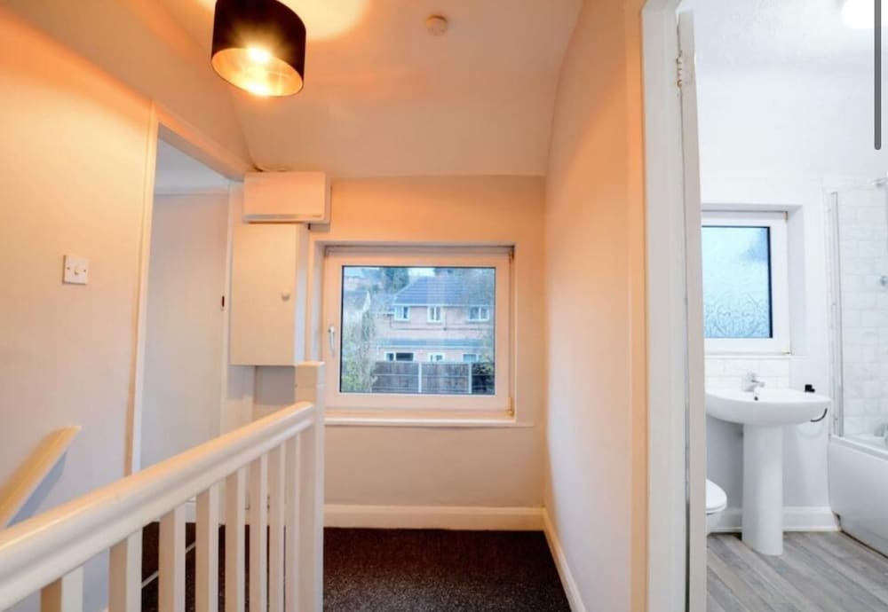 2 Bedroom Minimalist Home From Home With Parking