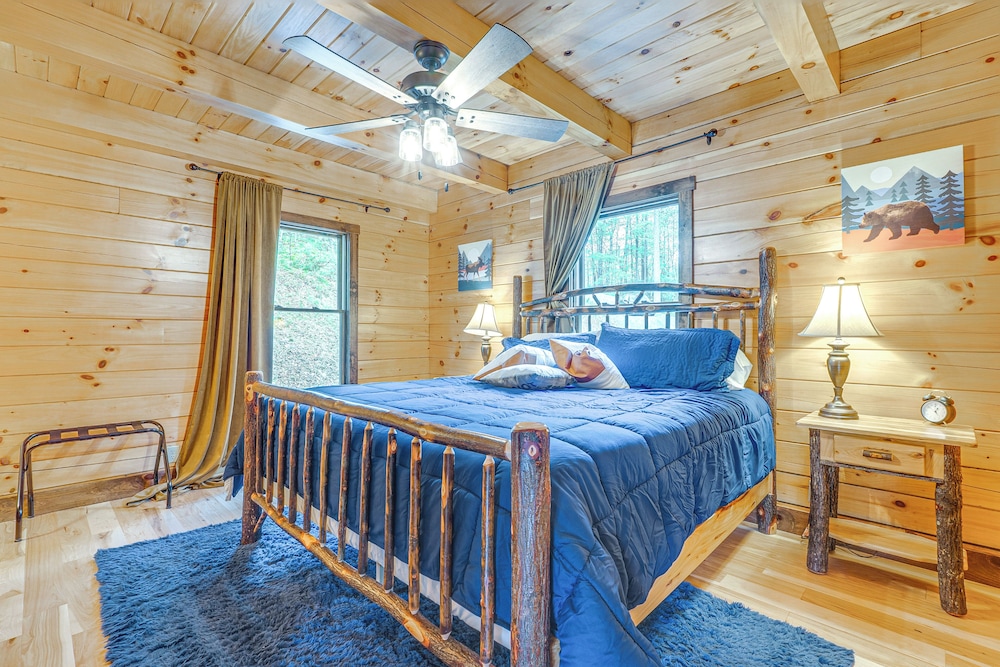 15 Mi to Hocking Hills: Secluded Cabin w/ Hot Tub
