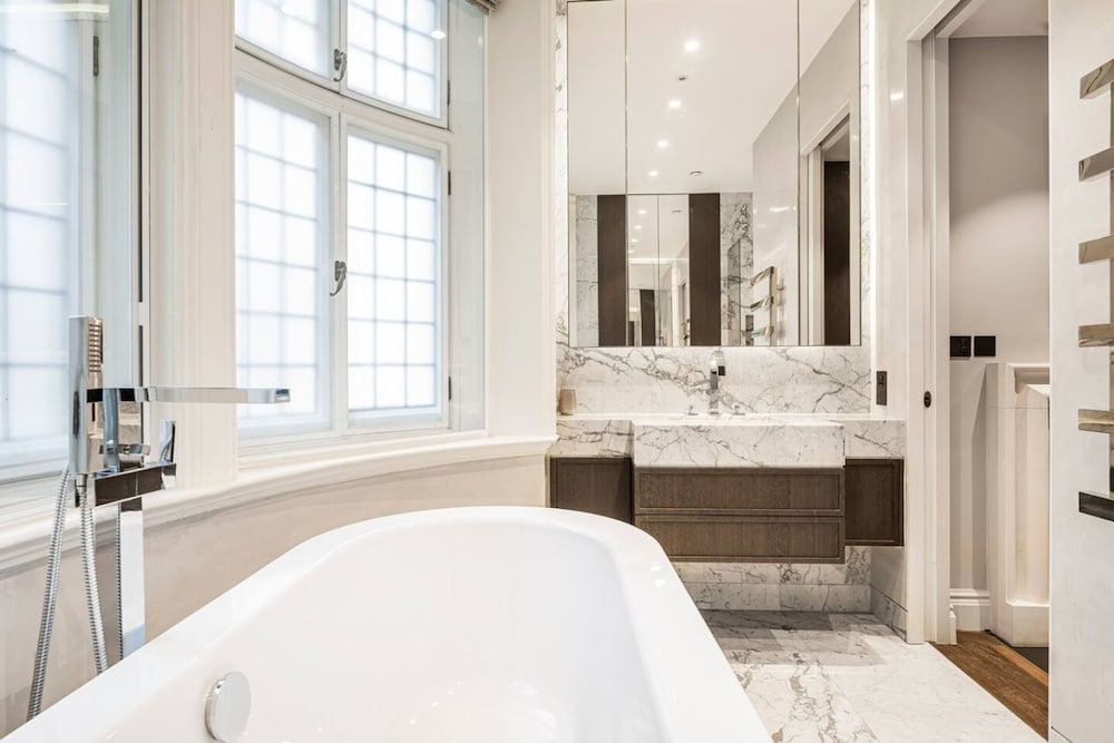 Mayfair Home Private Parking Central AC