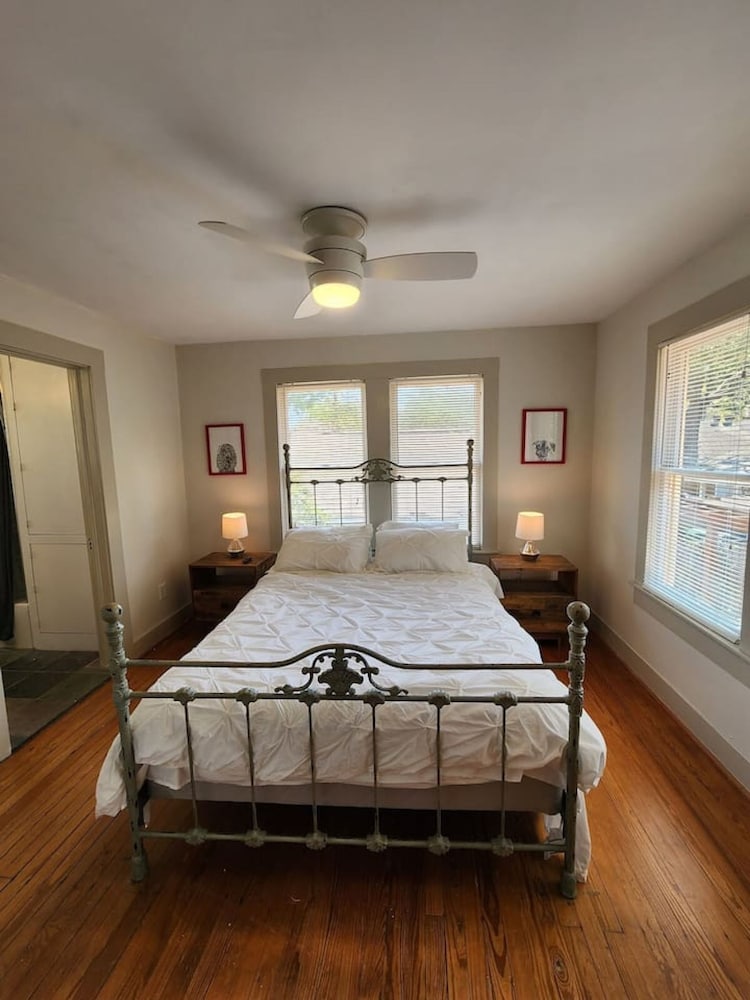 Cute Quiet Garage Apt Home