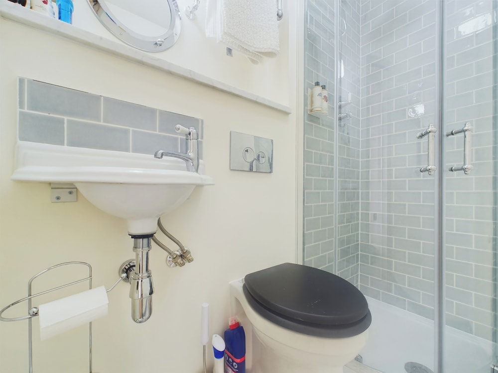 Seaside Cottage Retreat in Leigh-on-sea