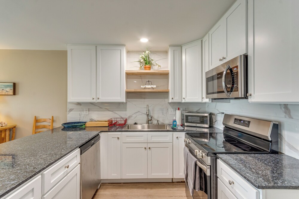 Walk to Beach: Condo in Pensacola w/ Pool Access