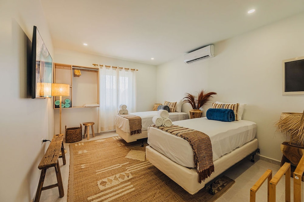 Bohostyle Villa 3min to Beach Hottub 8 Sleeps