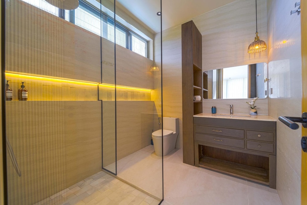 Ultra-Modern 6-Bedroom in GolfCourse PH6