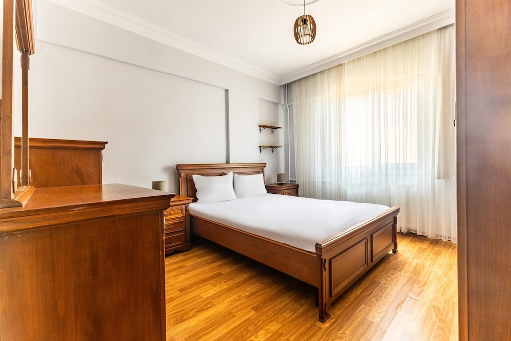 Chic Residence w Balcony 10 min to Hilltown Mall