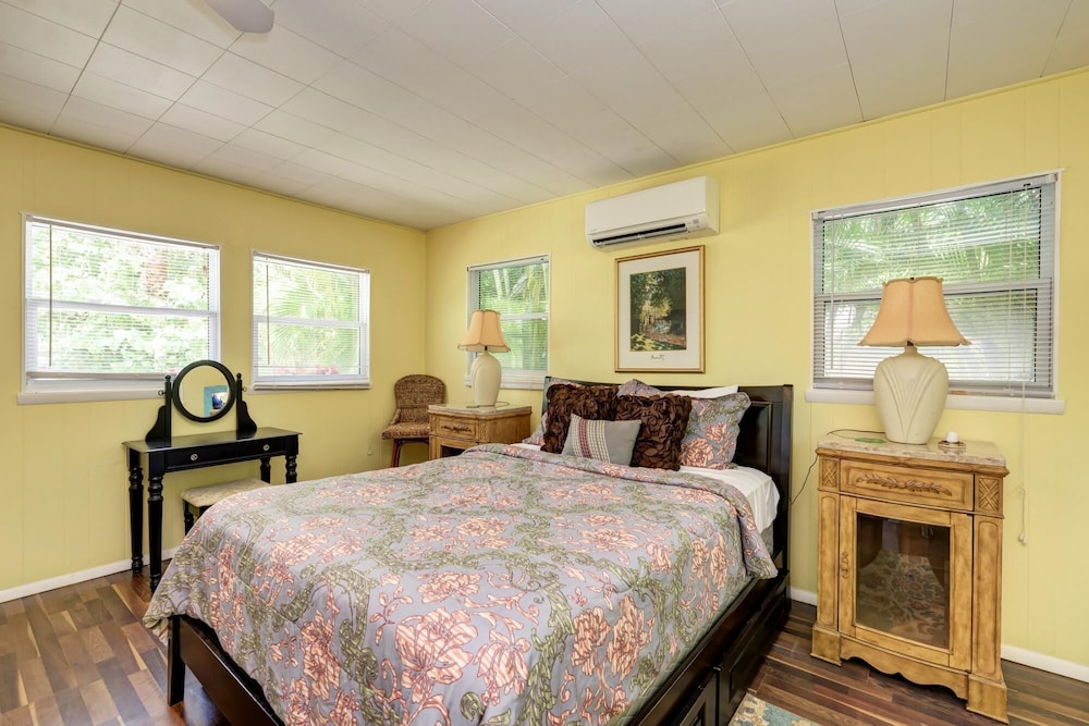 Cottage Haven-one Minute Walk To The Beach-private Yards-keyless Locks