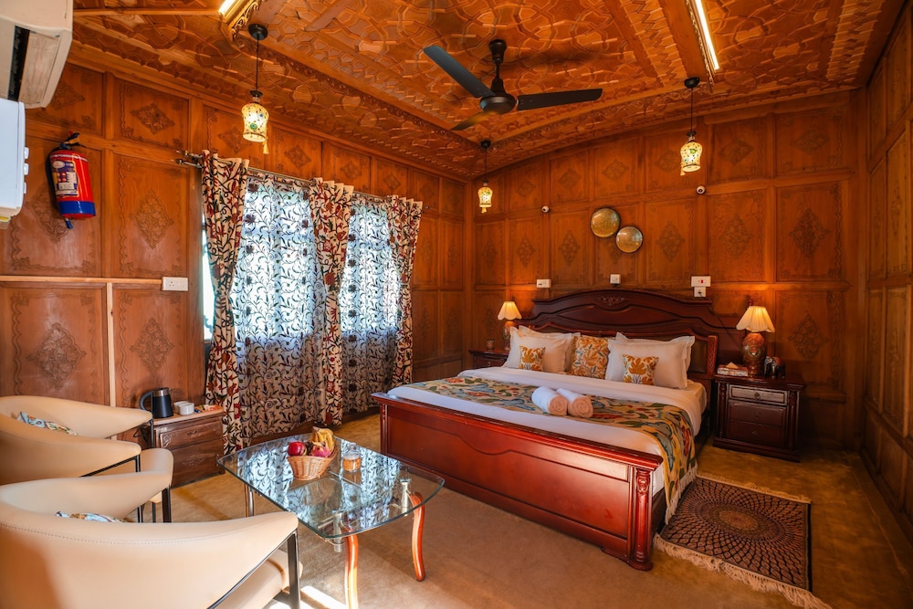 Moustache Houseboat Srinagar