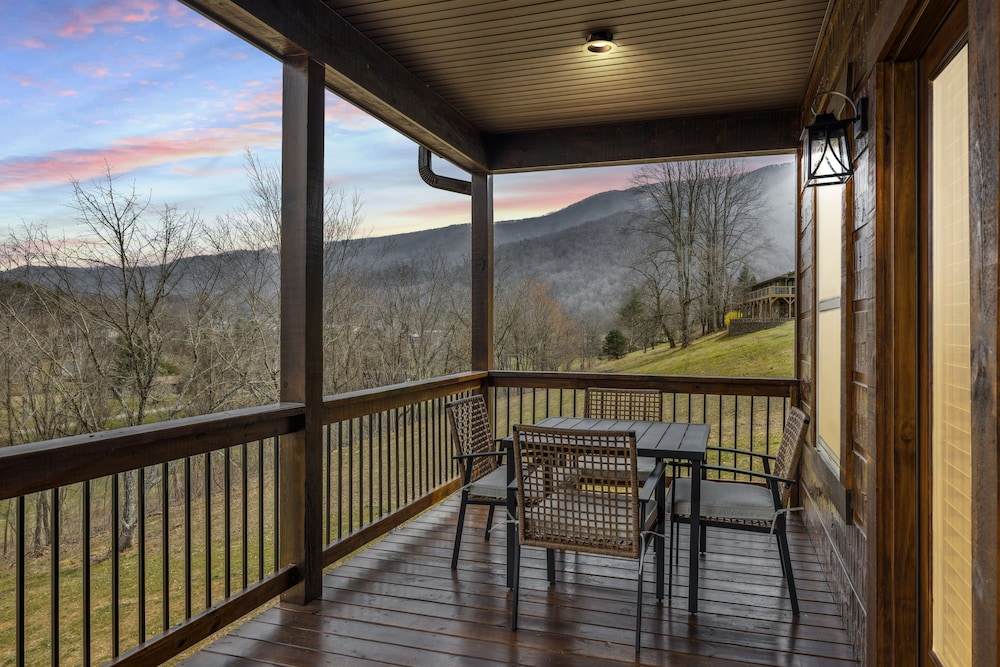 Robeson Hood Lodge 4 Bedroom Home