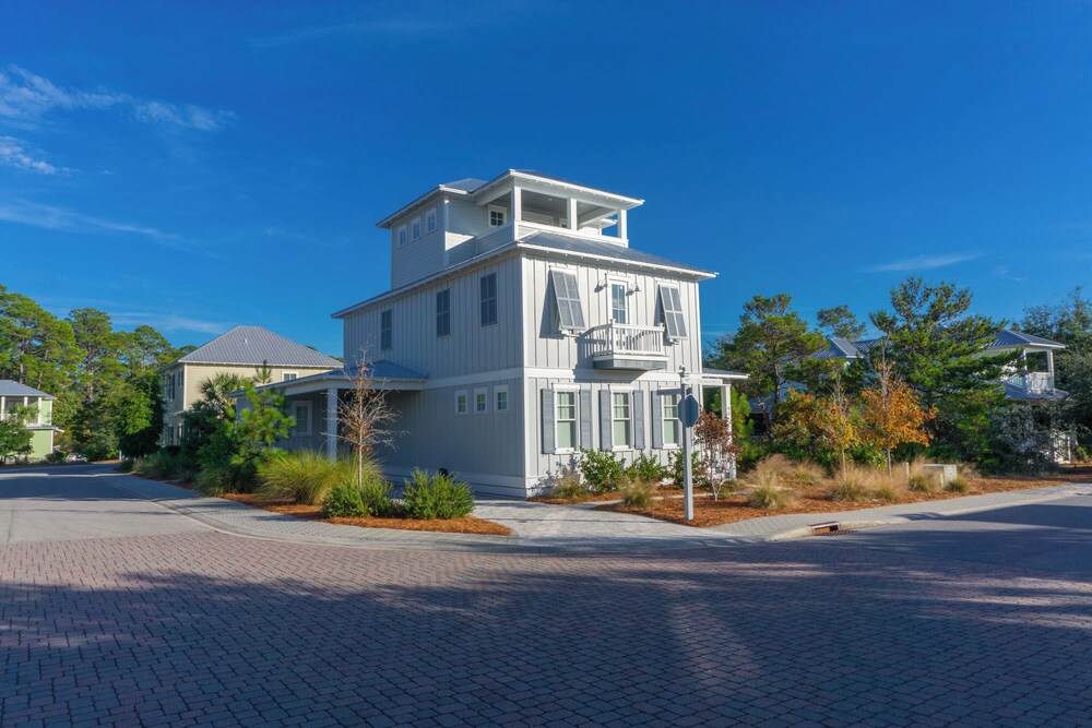 Aquamarine! Sleeps 12! Close to Community Pool! Private Beach Access!