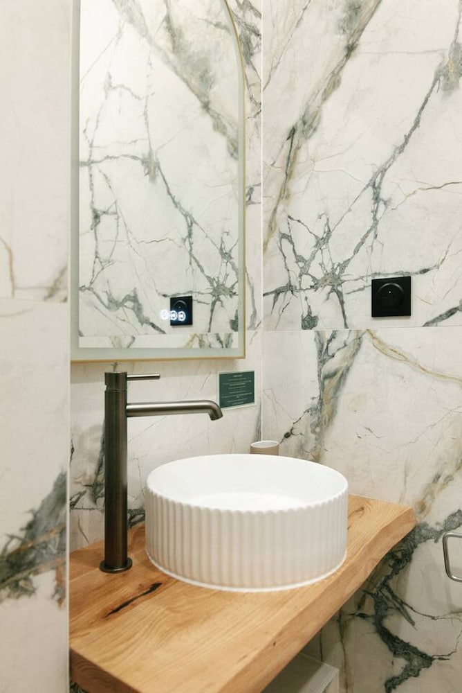 Lavie Maison Central Marais AC Hot Tub