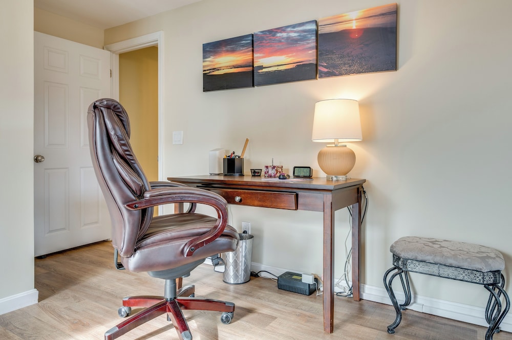 Near Beaches & Waterfront Dining: Home in Hampton!
