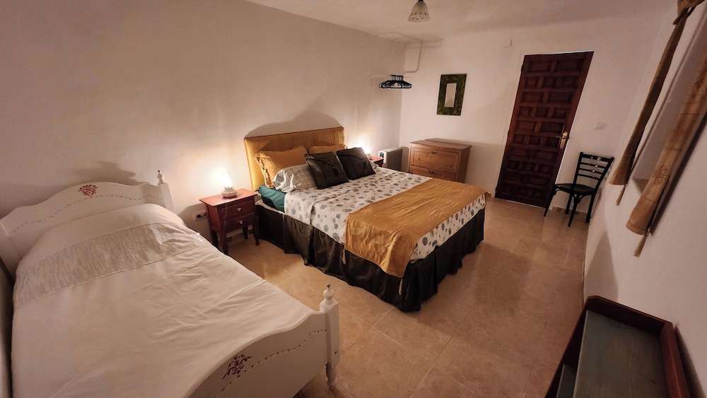 Casita-5guests-pool-patio-bbq-parking-fireplace