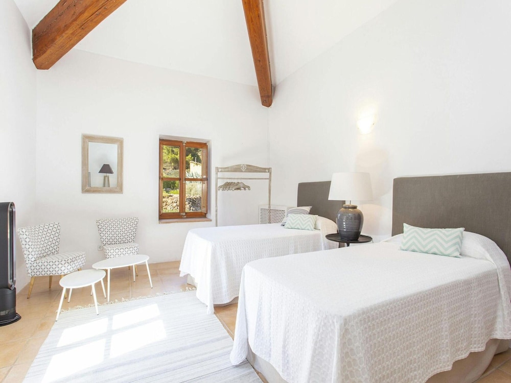 Stunning Farmhouse With Private Pool