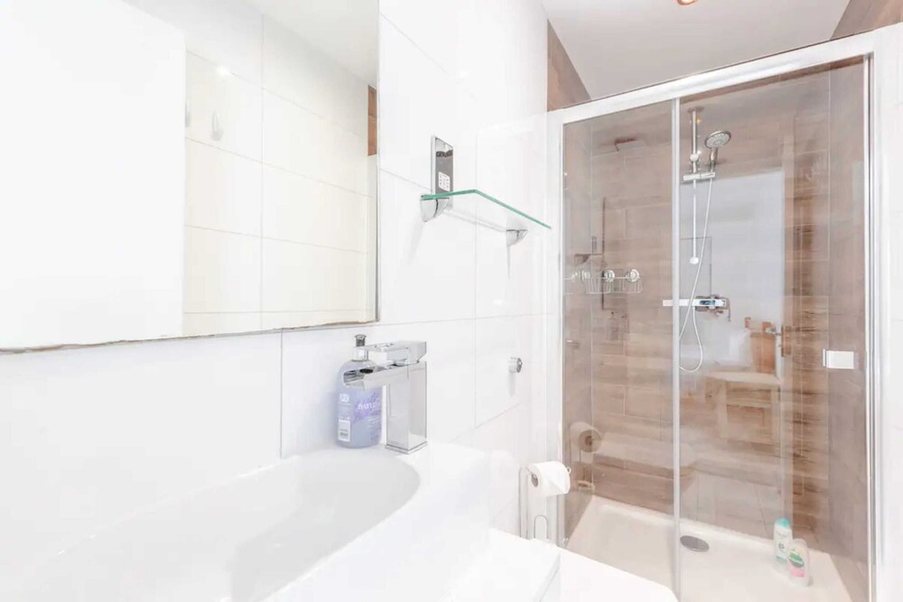 Bright 2BD Flat With Balcony - Tower Hill