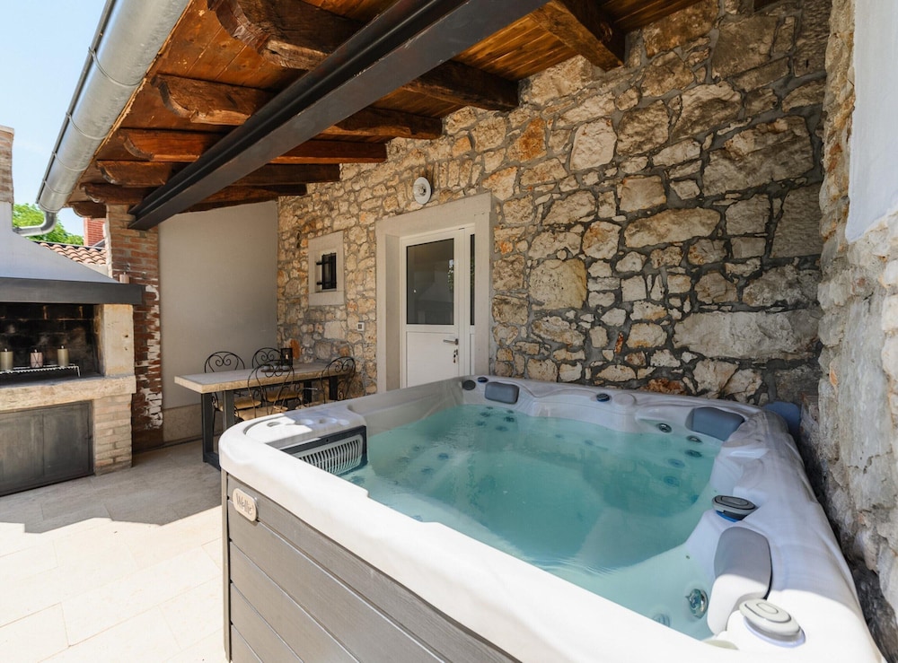 Warm Holiday Home With Terrace