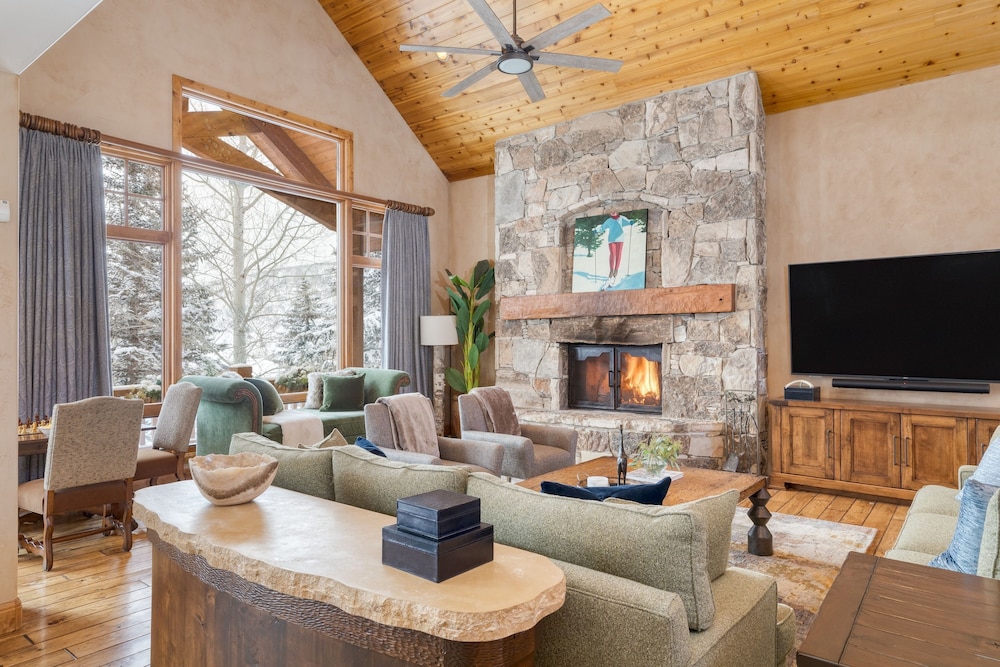Telemark Luxury Retreat by Avantstay Stunning Views w Hot Tub Theatre Room and Pool Table