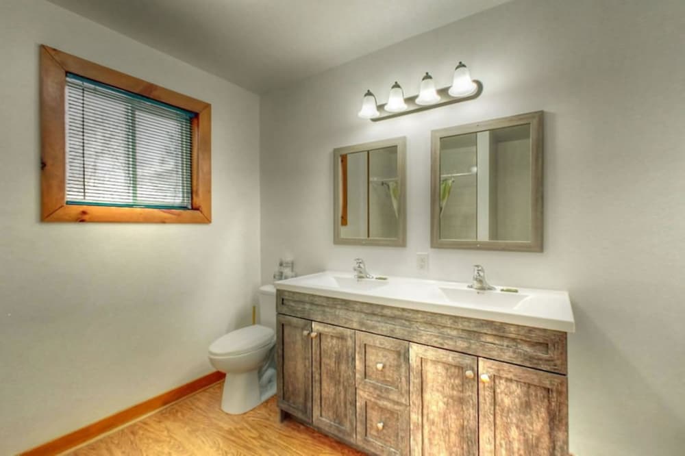Spacious 8 bdrm Cottage with Private Beach Access, BBQ, Hot Tub, Sauna, Pet friendly