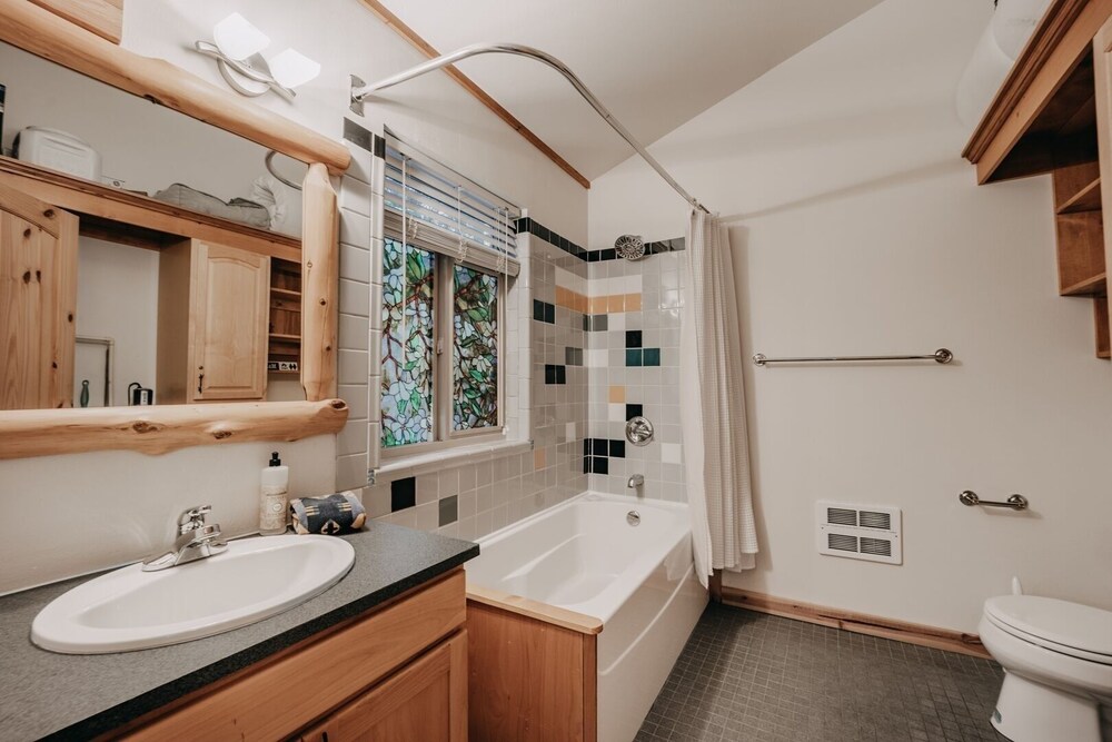 60gs - Pets Ok - Soaker Tub - Deck 2 Bedroom Cabin by RedAwning